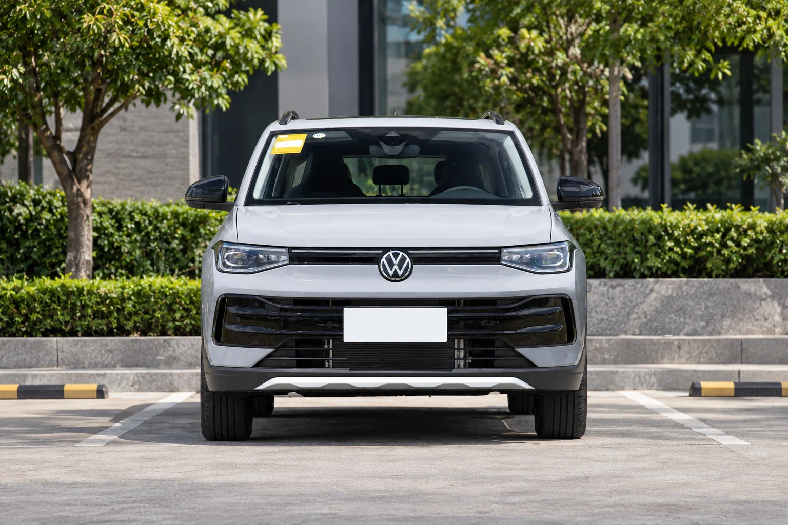 Volkswagen Tharu 2025 NewRui 300TSI Prestige Edition front view