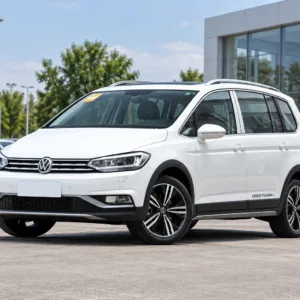 Volkswagen Touran front three-quarter view